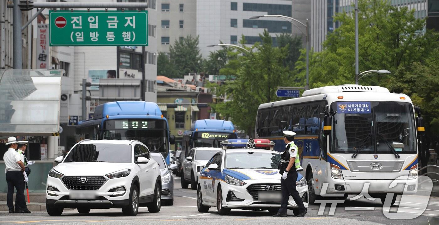 7일 서울 중구 시청역 인근 역주행 교통사고 현장 주변에서 경찰이 교통정리를 하며 일방통행을 알리고 있다. ⓒ News1 임세영 기자