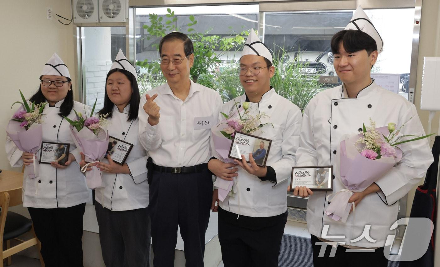 한덕수 국무총리가 7일 서울 종로구 청년밥상문간 슬로우점을 방문해 경계선 지능 청년 직원들과 기념 촬영하고 있다. &#40;공동취재&#41; 2024.7.7/뉴스1 ⓒ News1 임세영 기자