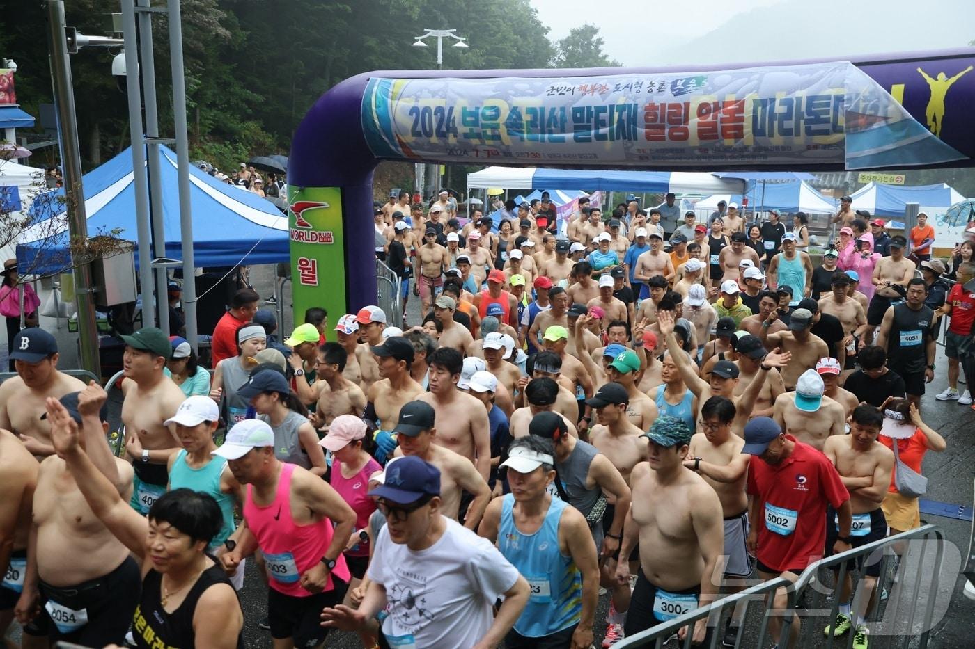 7일 충북 보은군 속리산 말티재 꼬부랑길에서 열린 알몸 마라톤대회에 참가한 선수들이 힘차게 질주하고 있다. &#40;보은군 제공&#41; /뉴스1