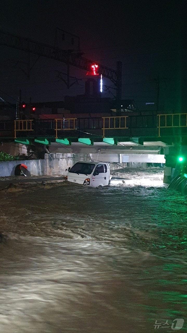 8일 오전 2시 50분쯤 충북 옥천군 옥천읍 양수리 인근 하천변 도로가 집중 호우로 침수돼  차량이 고립돼 있다. &#40;옥천소방서 제공&#41; /뉴스1