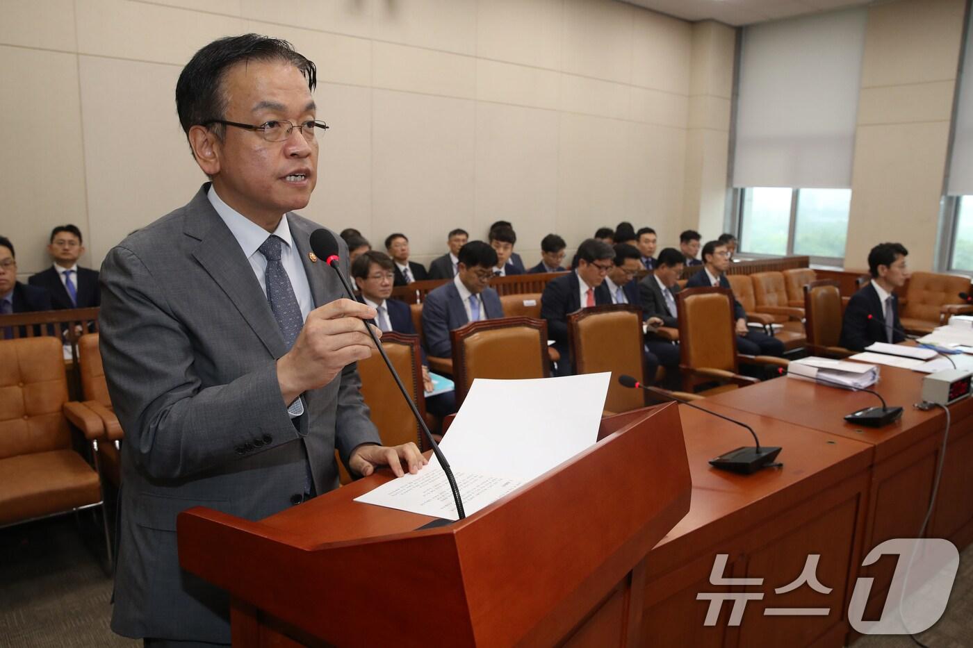 최상목 경제부총리 겸 기획재정부장관이 8일 오전 서울 여의도 국회에서 열린 기획재정위원회 전체회의에 출석해 인사말을 하고 있다. 2024.7.8/뉴스1 ⓒ News1 이광호 기자