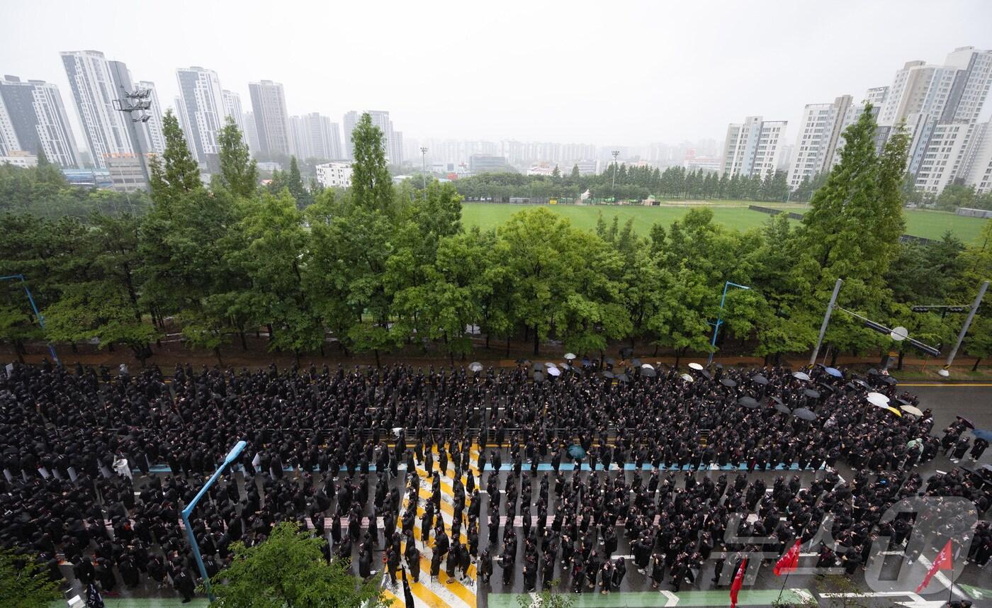 전국삼성전자노동조합 조합원들이 8일 오전 경기도 화성시 반월동 삼성전자 화성사업장에서 열린 총파업 결의대회에서 구호를 외치고 있다. 2024.7.8/뉴스1 ⓒ News1 이재명 기자