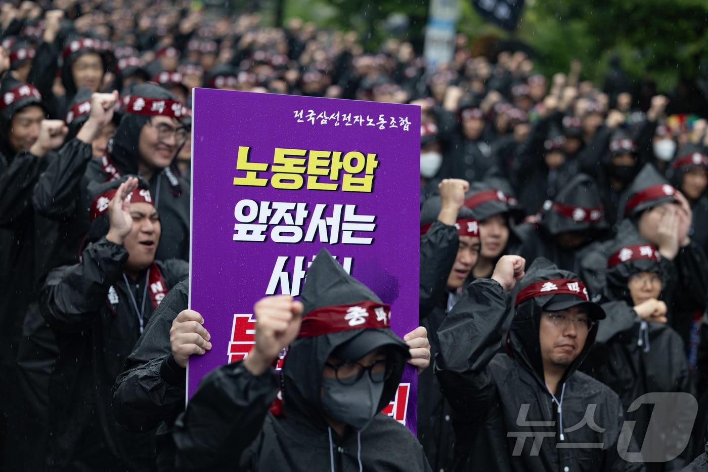 전국삼성전자노동조합 조합원들이 8일 오전 경기도 화성시 반월동 삼성전자 화성사업장에서 열린 총파업 결의대회에서 구호를 외치고 있다. 2024.7.8/뉴스1 ⓒ News1 이재명 기자