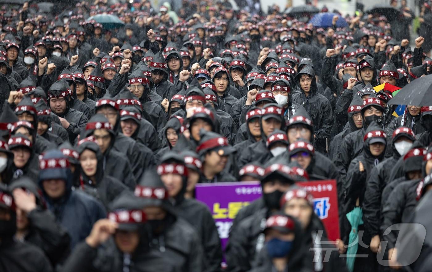 전국삼성전자노동조합 조합원들이 8일 오전 경기도 화성시 반월동 삼성전자 화성사업장에서 열린 총파업 결의대회에서 구호를 외치고 있다. 2024.7.8/뉴스1 ⓒ News1 이재명 기자