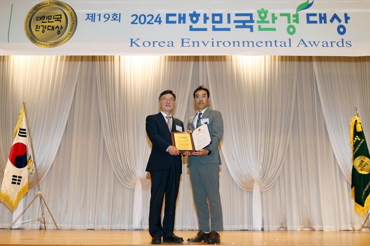 심우섭 SH공사 기획경영본부장&#40;오른쪽&#41;과 이규용 대한민국환경대상위원회 위원장이 수상 후 포즈를 취하고 있다&#40;SH공사 제공&#41;.