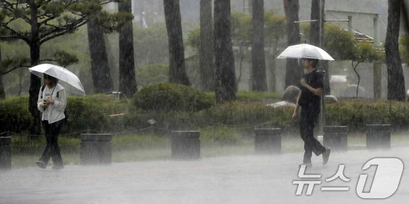 장맛비가 내린 8일 전북자치도 전주시 전북특별자치도청에서 우산을 쓴 시민들이 발걸음을 재촉하고 있다. 2024.7.8/뉴스1 ⓒ News1 유경석 기자