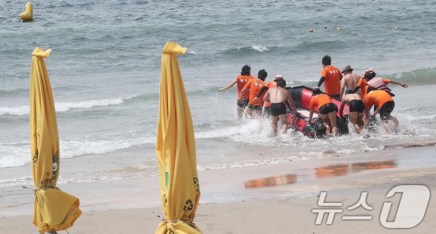 제주 북부지역에 폭염경보와 강풍주의보가 동시에 발효된 7월8일 오후 제주소방서와 119시민수상구조대가 제주시 이호테우해수욕장에서 익수자 구조 훈련을 하고 있다. 2024.7.8/뉴스1 ⓒ News1 오현지 기자