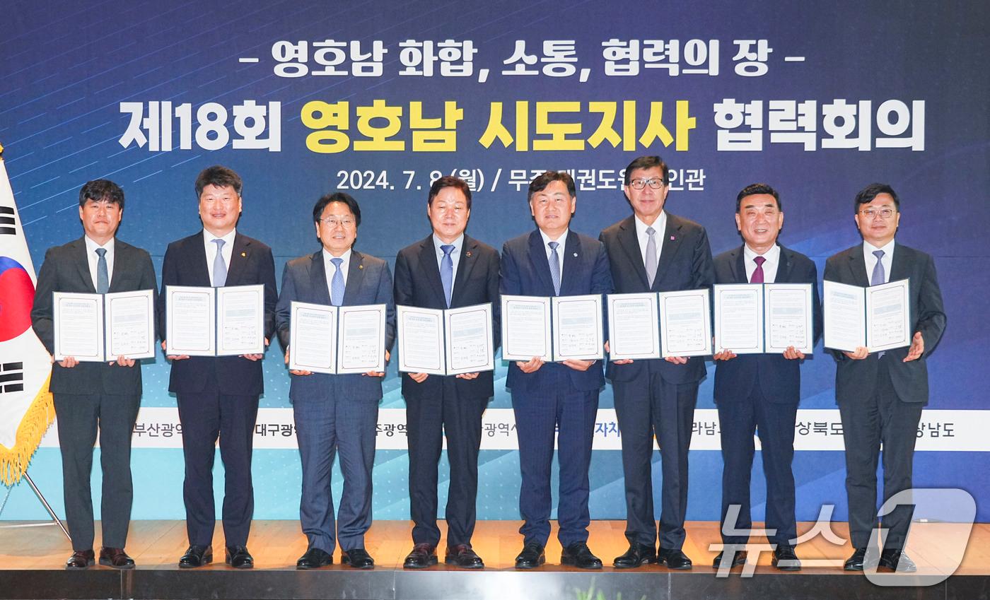 강기정 광주광역시장이 8일 오후 전북 무주 태권도원에서 열린 &#39;제18회 영호남 시도지사 협력회의&#39;에 참석해 지방분권과 지역균형발전을 위한 10대 분야 공동대응 성명서에 서명을 한 뒤 기념촬영을 하고 있다. 왼쪽부터 정성현 경북도 지방시대정책국장, 박창환 전남도경제부지사, 강기정 광주시장, 박완수 경남도지사, 김관영 전북도지사, 박형준 부산시장, 김두겸 울산시장, 김선조 대구행정부시장./광주광역시 제공/광주광역시 제공 ⓒ News1 이수민 기자