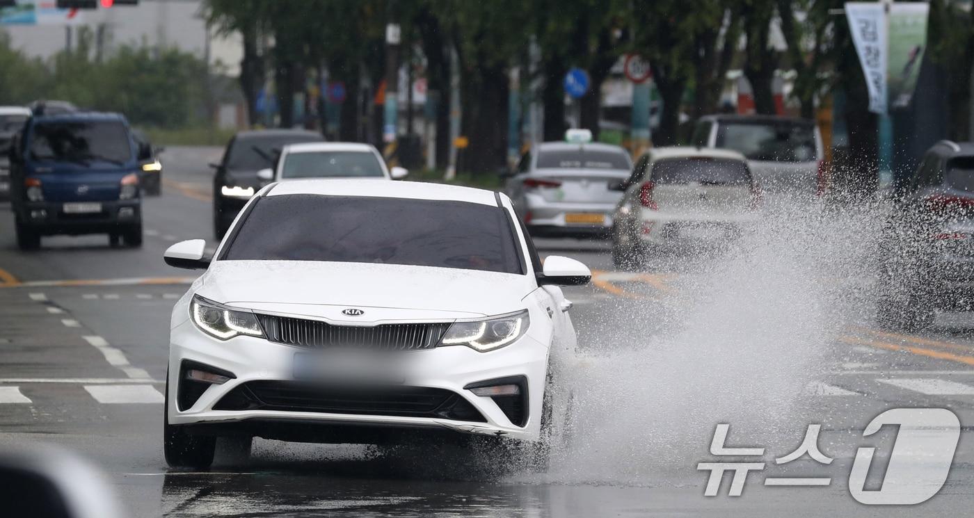 수도권 지역에 강한 비가 내린 8일 오후 경기 오산시의 한 도로에서 차량이 물보라를 일으키며 주행하고 있다. 2024.7.8/뉴스1 ⓒ News1 김영운 기자