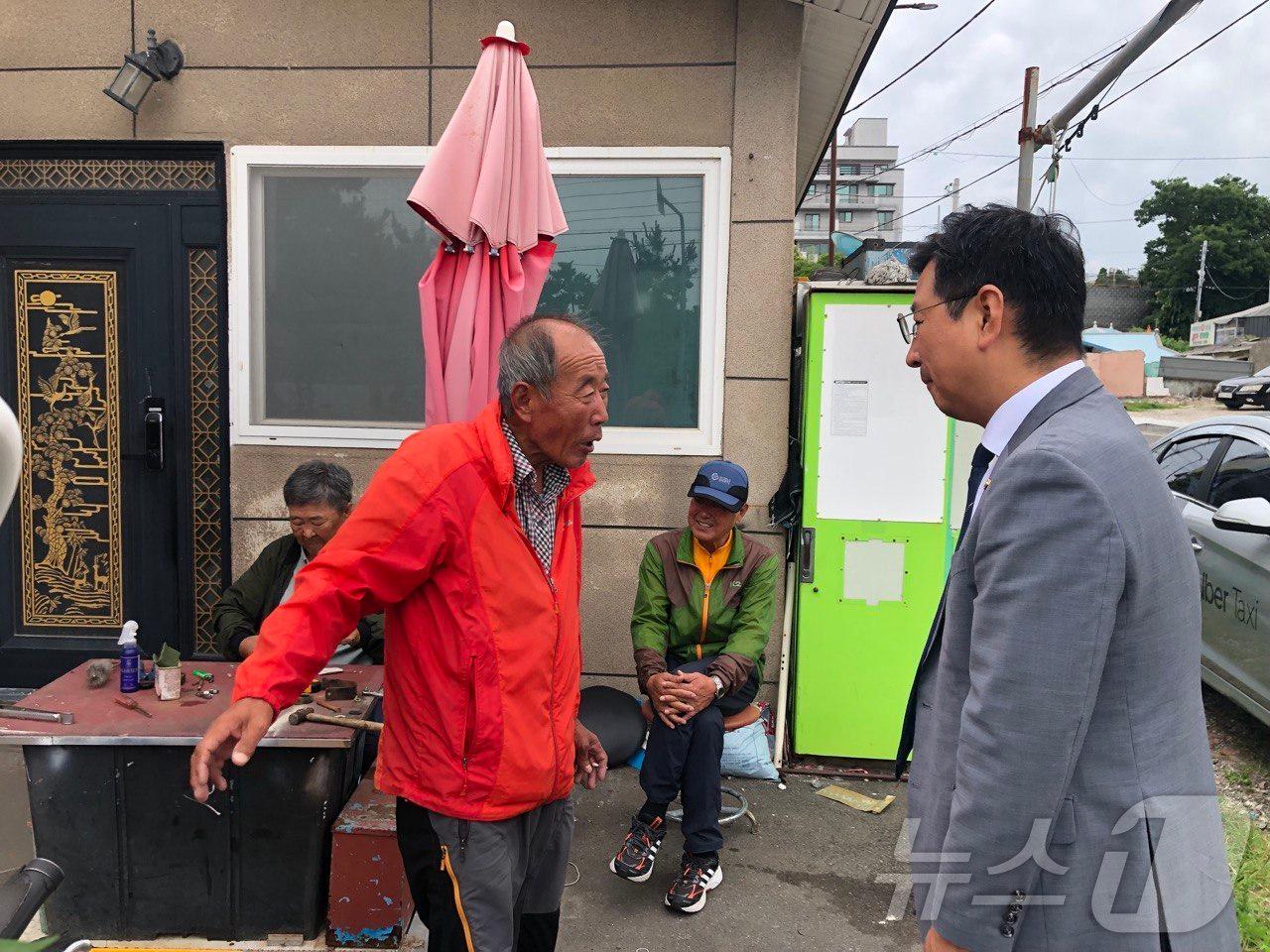 더불어민주당 김태선&#40;울산 동구&#41; 의원이 8일 본격적인 장마를 앞두고 슬도 성끝마을 등 해안지역에 현장점검을 진행했다. &#40;의원실 제공&#41;