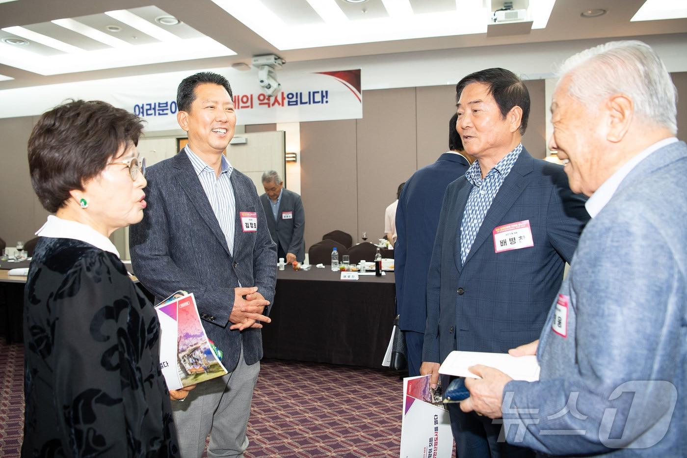 김장호 구미시장&#40;왼쪽 두번째&#41;가 8일 열린 원로 경제인 간담회에서 참석자들과 대화를 하고 있다. &#40;구미시 제공&#41; 2024.7.8/뉴스1