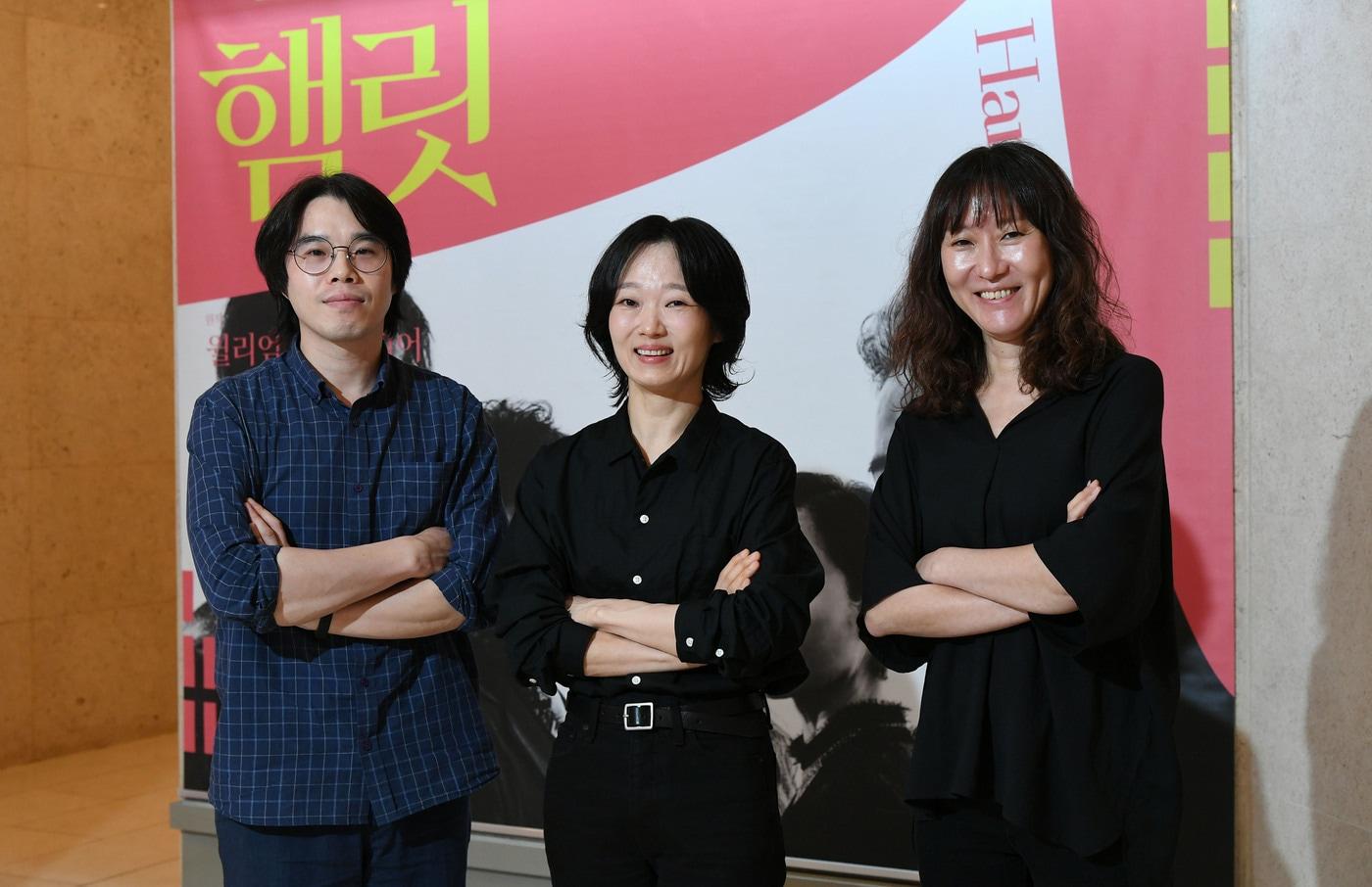 8일 서울 중구 국립극단 명동예술극장에서 열린 &#39;햄릿&#39; 기자간담회에 참석한 각색가 정진새, 배우 이봉련, 연출가 부새롬&#40;왼쪽부터&#41;.&#40;국립극단 제공&#41;