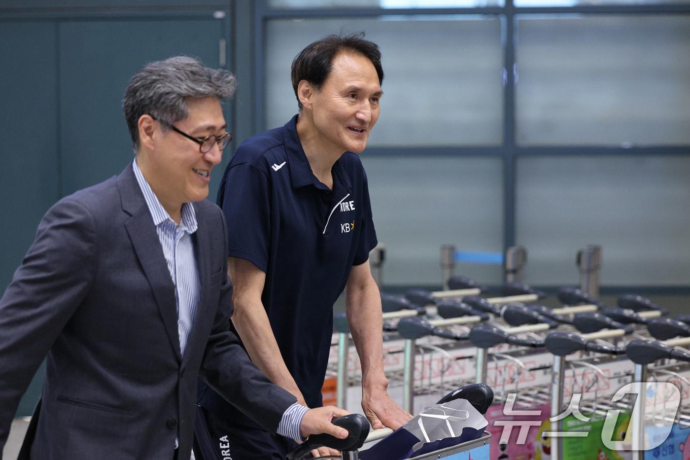 일본 원정을 마친 한국 남자농구 대표팀 안준호 감독이 8일 오후 인천국제공항 1터미널을 통해 귀국하고 있다. 2024.7.8/뉴스1 ⓒ News1 신웅수 기자