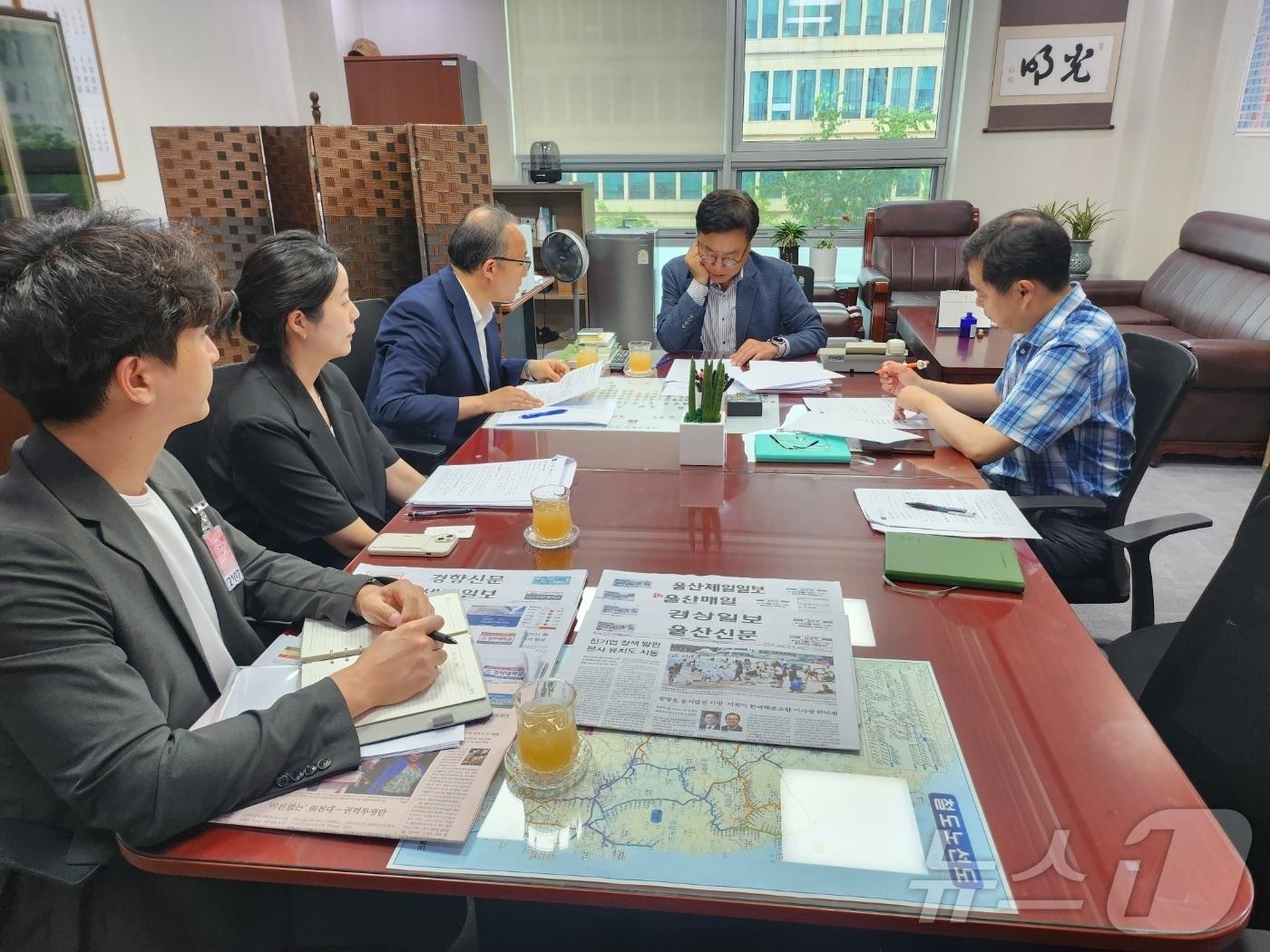 국민의힘 서범수&#40;울산 울주군&#41; 의원이 8일 국회사무실에서 국토교통부 철도국장 및 실무자를 만나 울산 지역 발전을 위한 숙원사업 추진을 요구했다. &#40;의원실 제공&#41;