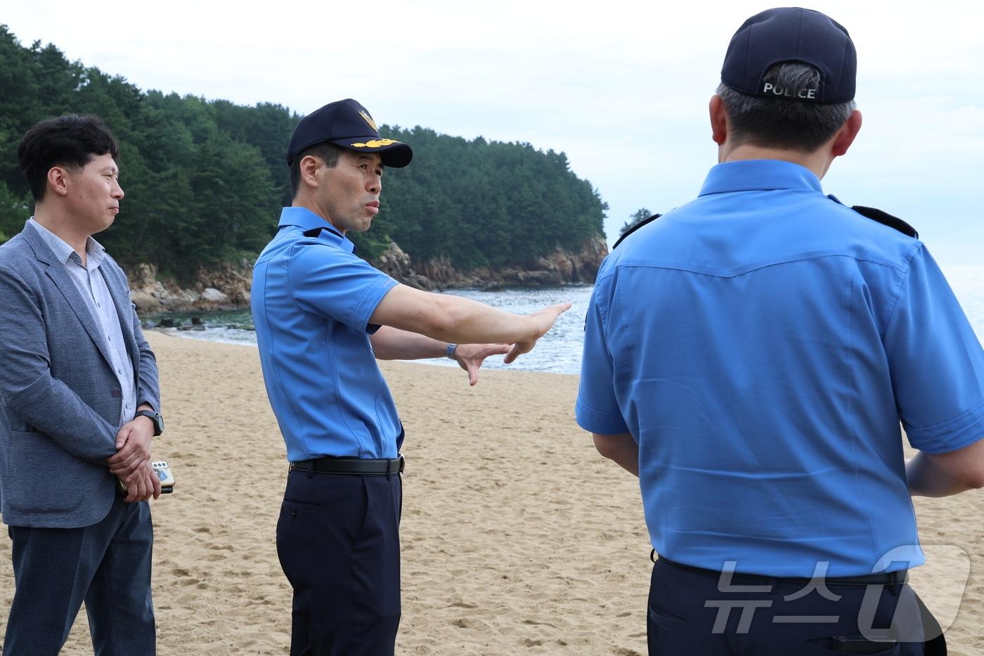 김환경 동해해경서장이 비지정 해변 등 관할 취약지를 점검하고 있다. &#40;동해해경 제공&#41; 2024.7.8/뉴스1