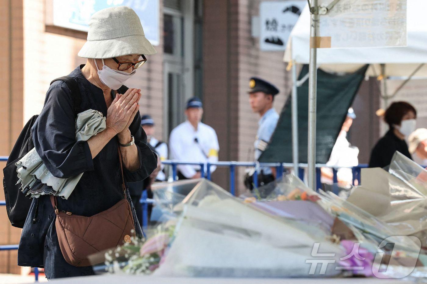 8일 일본 나라현&#40;県&#41;의 한 분향소에서 한 시민이 아베 신조 전 총리 총격 2주기를 맞아 헌화를 하고 있다. 이날 분향소에는 추모객 3000여 명이 방문했다. 2024.07.08/ ⓒ AFP=뉴스1 ⓒ News1 권진영 기자