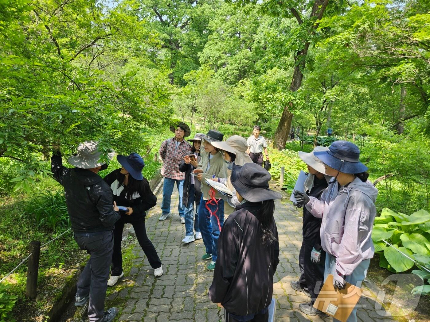 생물학적 유해인자 발생 조사 모습&#40;산림청 국립수목원 제공&#41;/뉴스1