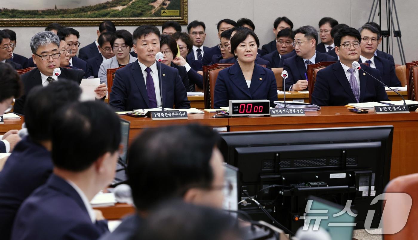 송미령 농림축산식품부 장관 등 관계부처장들이 9일 오전 서울 여의도 국회에서 열린 농림축산식품해양수산위원회 전체회의에 출석해 어기구 위원장의 발언을 듣고 있다. 2024.7.9/뉴스1 ⓒ News1 구윤성 기자