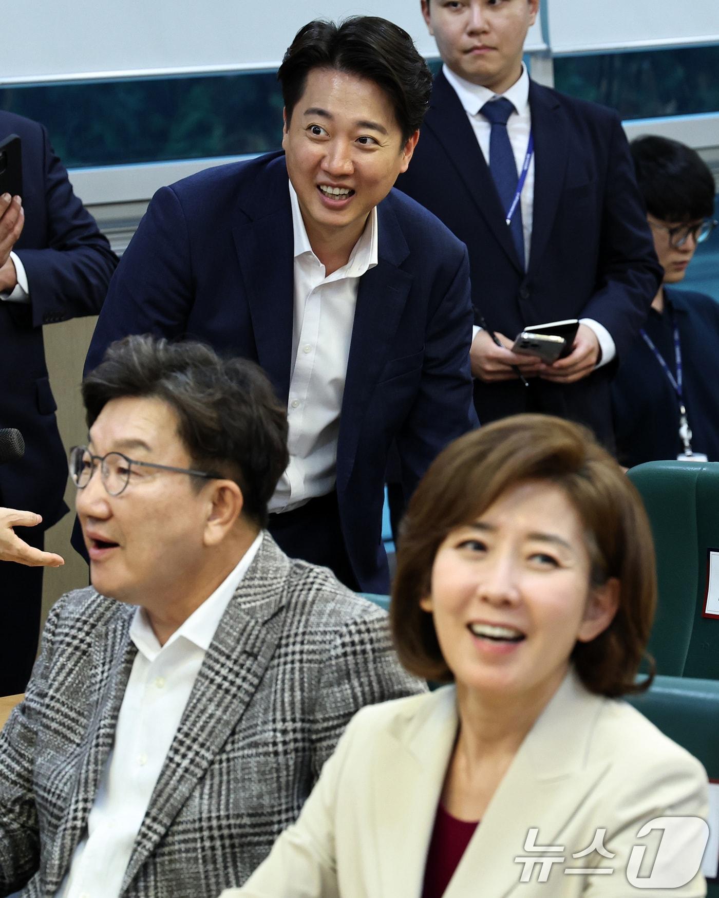 이준석 개혁신당 의원이 9일 오후 서울 여의도 국회의원회관에서 열린 &#39;대한민국 핵잠재력 확보전략 정책토론회&#39;에 참석하고 있다. 앞은 권성동, 나경원 국민의힘 의원. 2024.7.9/뉴스1 ⓒ News1 구윤성 기자