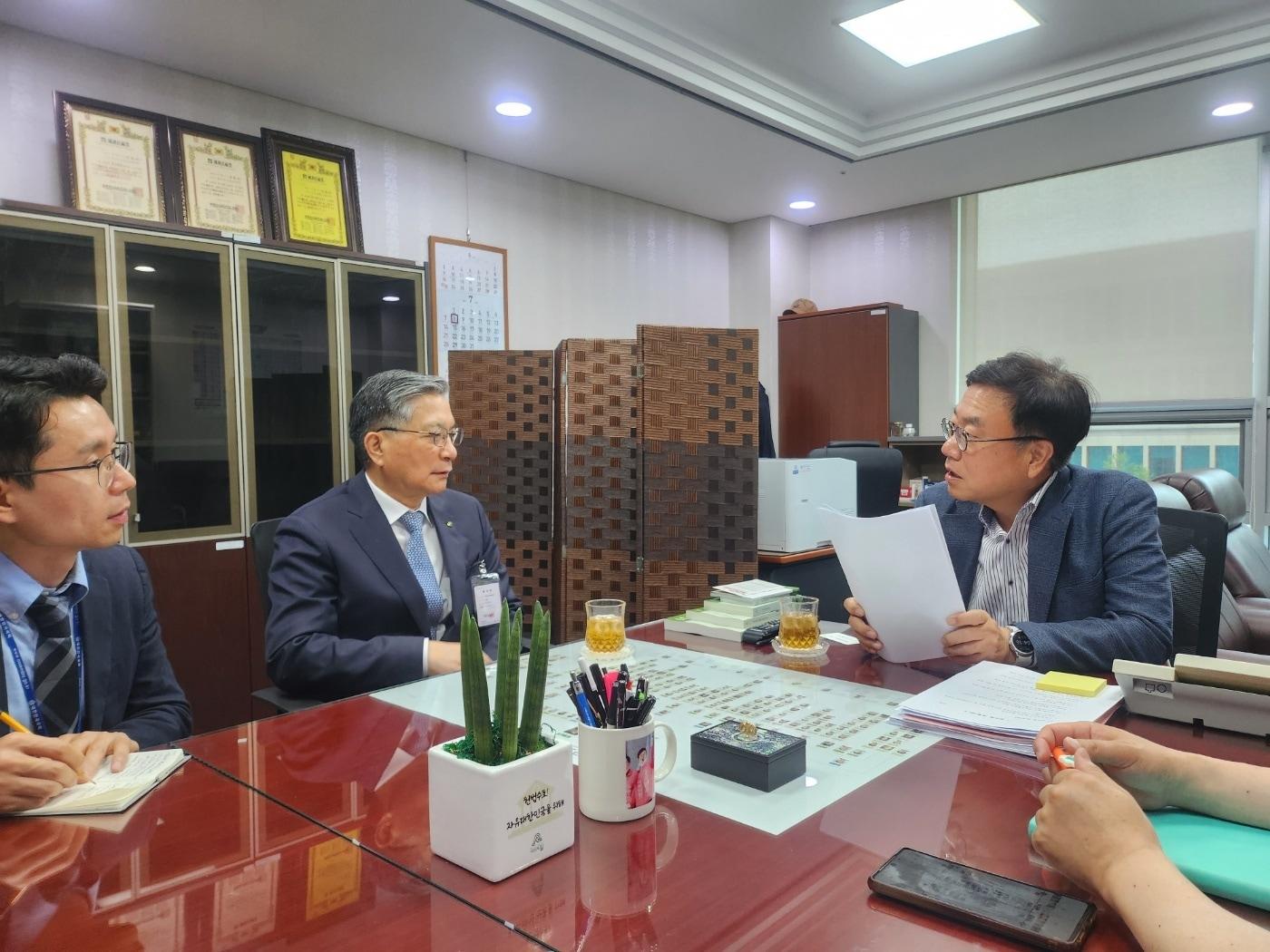 서범수 국민의힘&#40;오른쪽&#41; 의원이 9일 이한준 LH 사장&#40;오른쪽에서 2번째&#41;과 면담하고 있다.&#40;서범수 의원실 제공&#41;