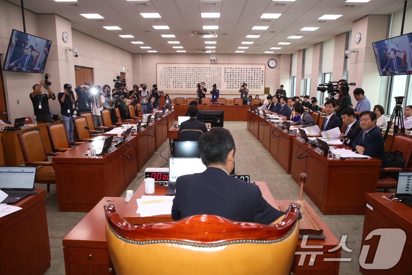 정청래 국회 법사위원장이 9일 오후 서울 여의도 국회에서 열린 법제사법위원회 전체회의에서 윤석열 대통령 탄핵소추안 즉각 발의 요청에 관한 청원 관련 청문회 실시계획서 채택의 건을 가결하고 있다. 2024.7.9/뉴스1 ⓒ News1 이광호 기자