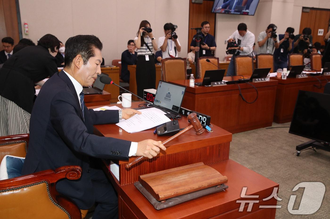 정청래 국회 법사위원장이 9일 오후 서울 여의도 국회에서 열린 법제사법위원회 전체회의에서 윤석열 대통령 탄핵소추안 즉각 발의 요청에 관한 청원 관련 청문회 증인·참고인 출석 요구의 건을 가결하고 있다. 이날 국민의힘 의원들은 정 위원장의 의사진행에 항의하며 회의장을 퇴장했다.2024.7.9/뉴스1 ⓒ News1 이광호 기자