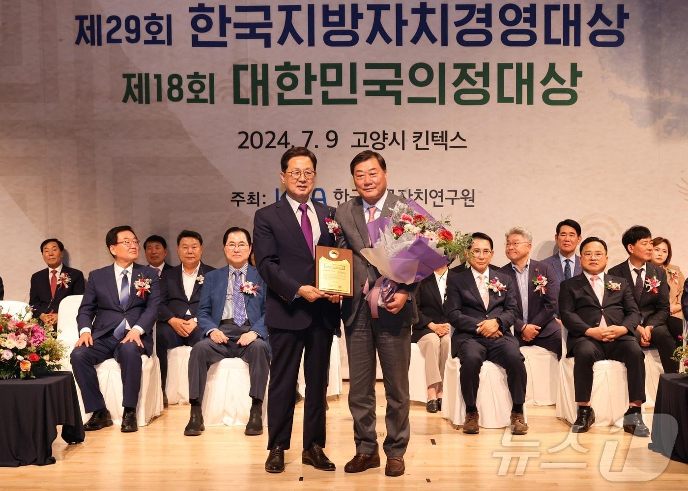 김윤철 합천군수&#40;왼쪽&#41;가 9일 고양시 일산 킨텍스에서 한국지방자치경영대상 &#39;산업경제&#40;농촌&#41; 부문 대상’을 수상하고 있다&#40;합천군 제공&#41;. 2024.7.9