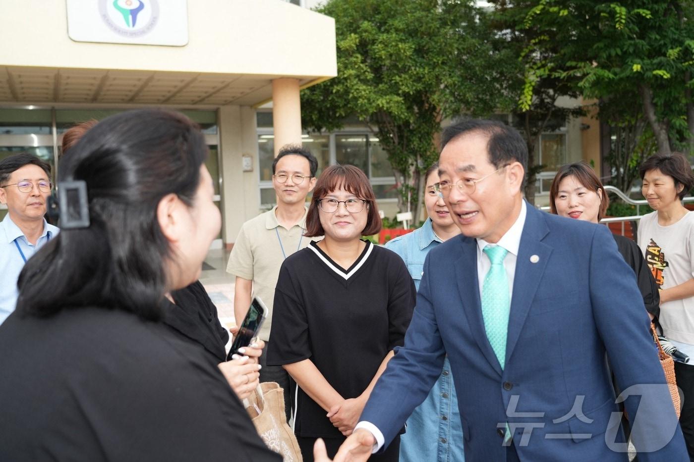 하윤수 부산시교육감이 9일 부산 솔빛학교를 방문했다.&#40;부산시교육청 제공&#41; 