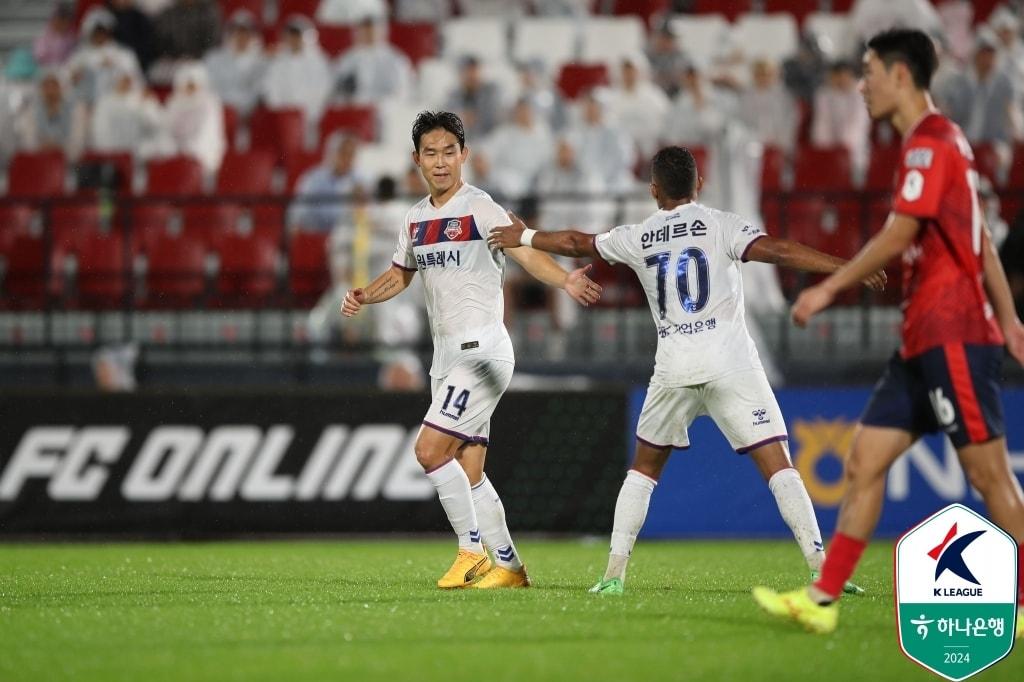  수원FC의 윤빛가람이 결승골을 터뜨렸다.&#40;한국프로축구연맹 제공&#41;