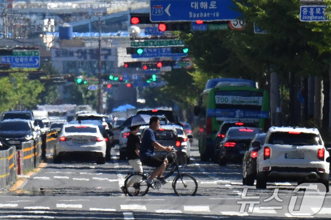 대구시가 계속되는 폭염에 대응하기 위한 대책 마련에 나섰다. 경북 포항시 전역에 폭염특보가 발령 중인 1일 포항시 오광장 주변 도로에 아스팔트 위로 아지랑이가 피어 오르고 있다. 2024.8.1/뉴스1 ⓒ News1 최창호 기자