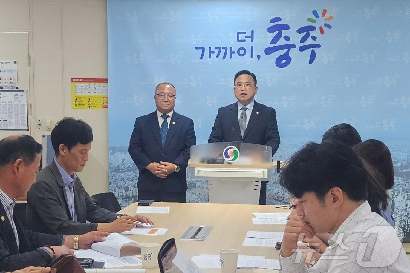  1일 충북 충주시의회 전현직 의장인 박해수 의원과 김낙우 의원이 충주시청에서 기자회견을 열어 국민의힘 의원들이 거짓말을 하고 있다며 경찰 고발 등 강경 대응을 예고하고 있다.2024.8.1/뉴스1