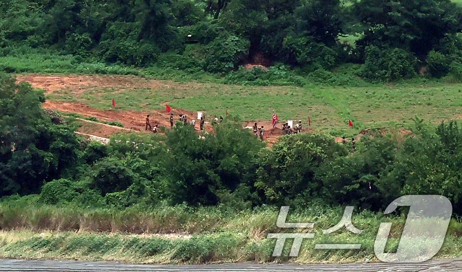 1일 경기도 파주시 오두산 통일전망대에서 바라본 북한 황해북도 개풍군 마을 북한 초소 주변에서 북한 군인들이 제방 공사를 하고 있다. 2024.8.1/뉴스1 ⓒ News1 김진환 기자