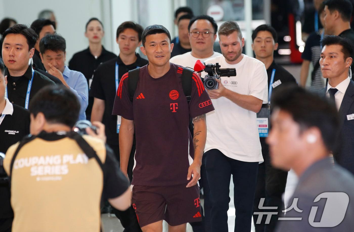 독일 프로축구 바이에른 뮌헨의 김민재가 선수단을 맞이하기 위해 1일 오후 인천국제공항 제1터미널 입국장으로 들어서고 있다. 쿠팡플레이 시리즈에 참가하는 바이에른 뮌헨은 오는 3일 토트넘과 경기를 펼친다. 2024.8.1/뉴스1 ⓒ News1 권현진 기자