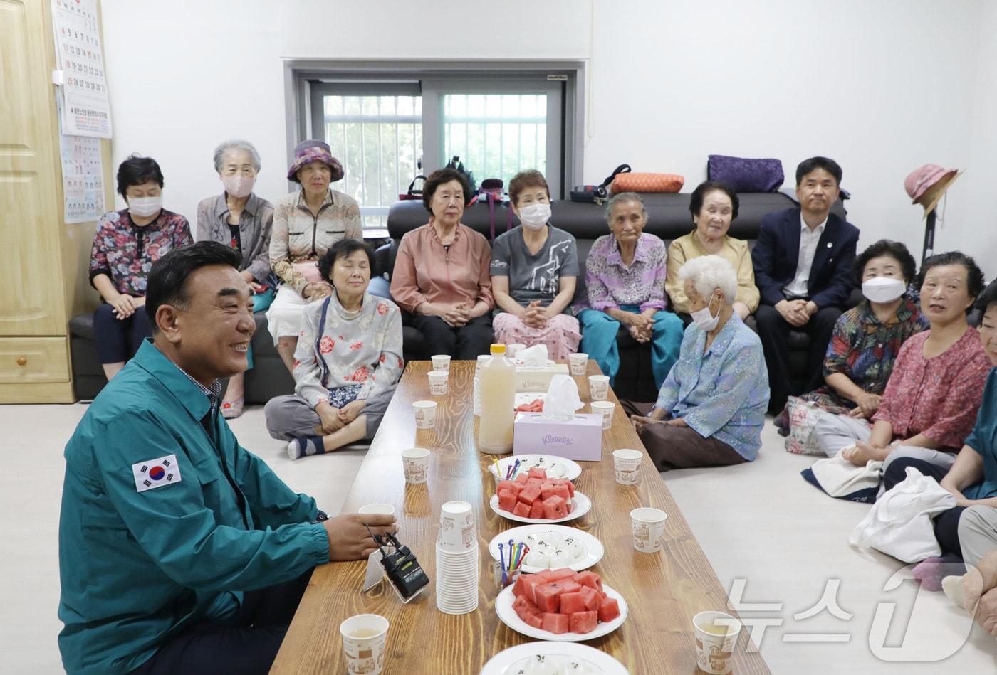 김두겸 울산시장이 1일 울산 남구 신정5동 경로당 무더위 쉼터를 찾아 어르신들에게 폭염 행동 요령 동참을 당부하고 있다.2024.8.1/뉴스1 ⓒNews1 김지혜 기자