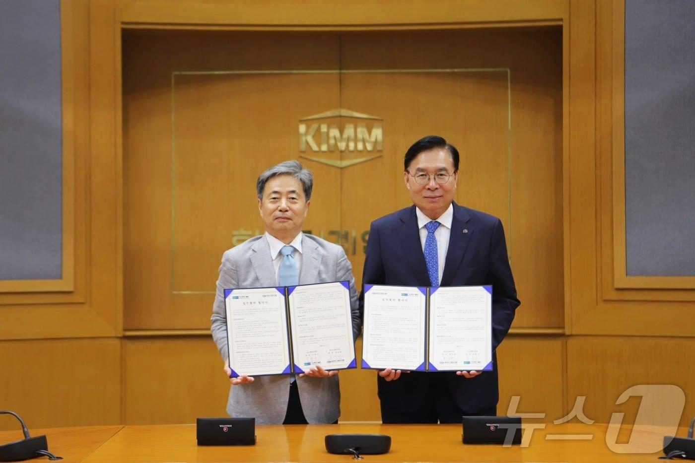 류석현 한국기계연구원장&#40;오른쪽&#41;과 박흥수 나노종합기술원장이 ‘반도체 첨단 패키징 인프라 및 기술 개발 분야 상호 협력과 교류 강화를 위한 업무협약’ 체결 뒤 기념촬영을 하고 있다. &#40;기계연 제공&#41;/뉴스1