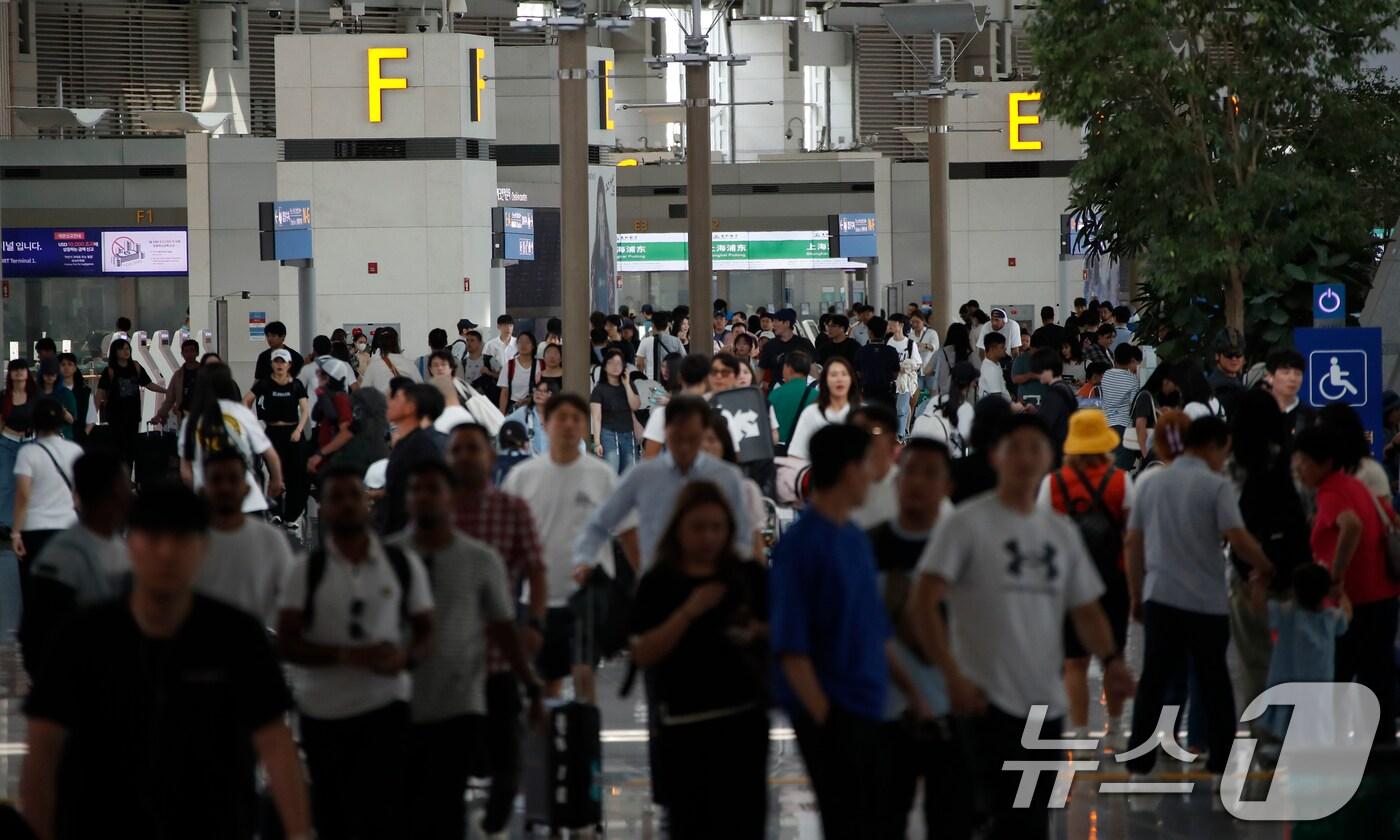 본격적인 여름 휴가철인 1일 인천국제공항 1터미널이 해외여행을 떠나는 여행객들로 북적이고 있다. 2024.8.1/뉴스1 ⓒ News1 권현진 기자