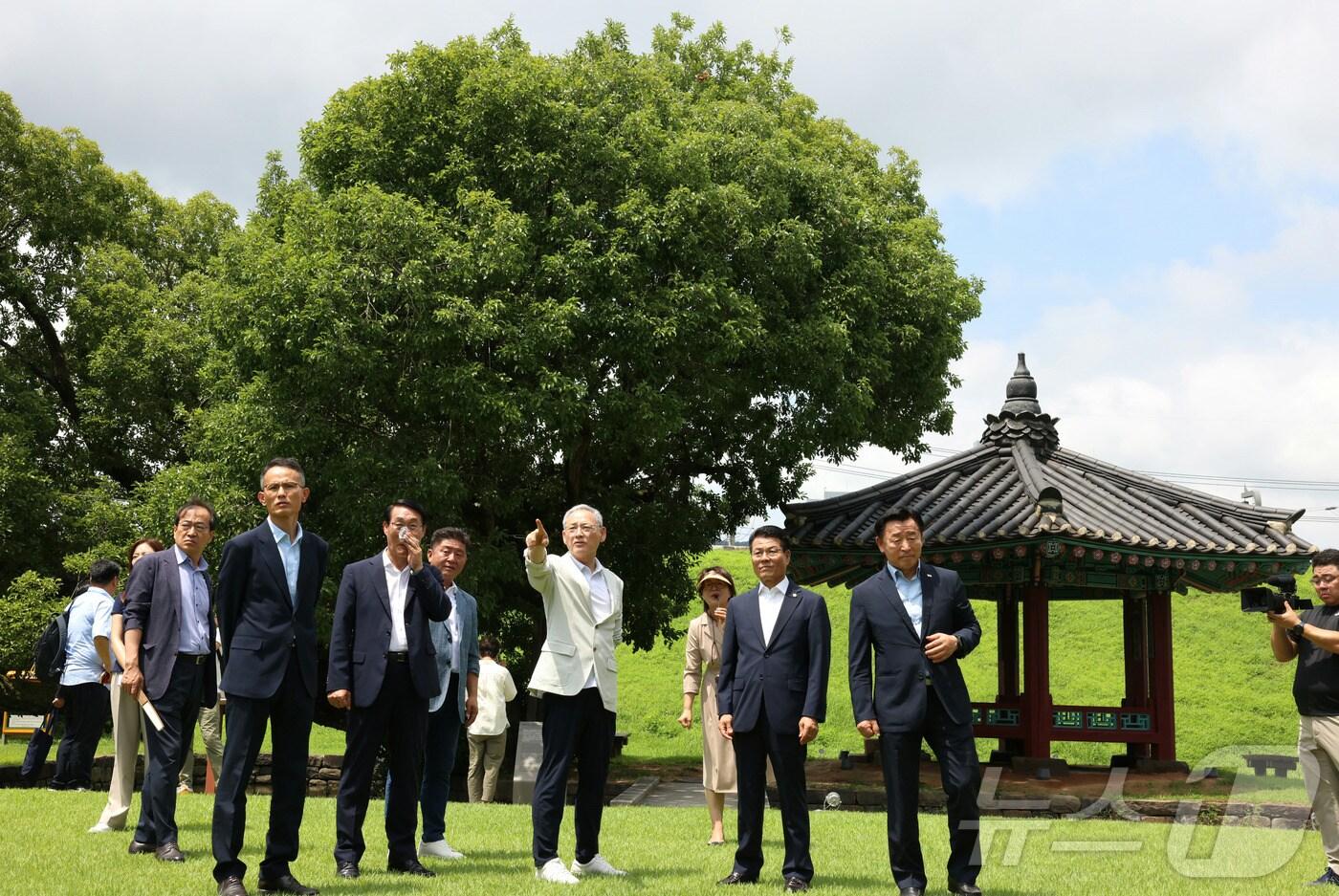 유인촌 문화체육관광부 장관이 1일 &#39;로컬100 보러 로컬로 가요!&#39; 여덟번째 캠페인으로 충남 홍성군을 찾아 홍성군청 뒤편 여하정을 둘러보고 있다. &#40;문체부 제공&#41; 2024.8.1/뉴스1