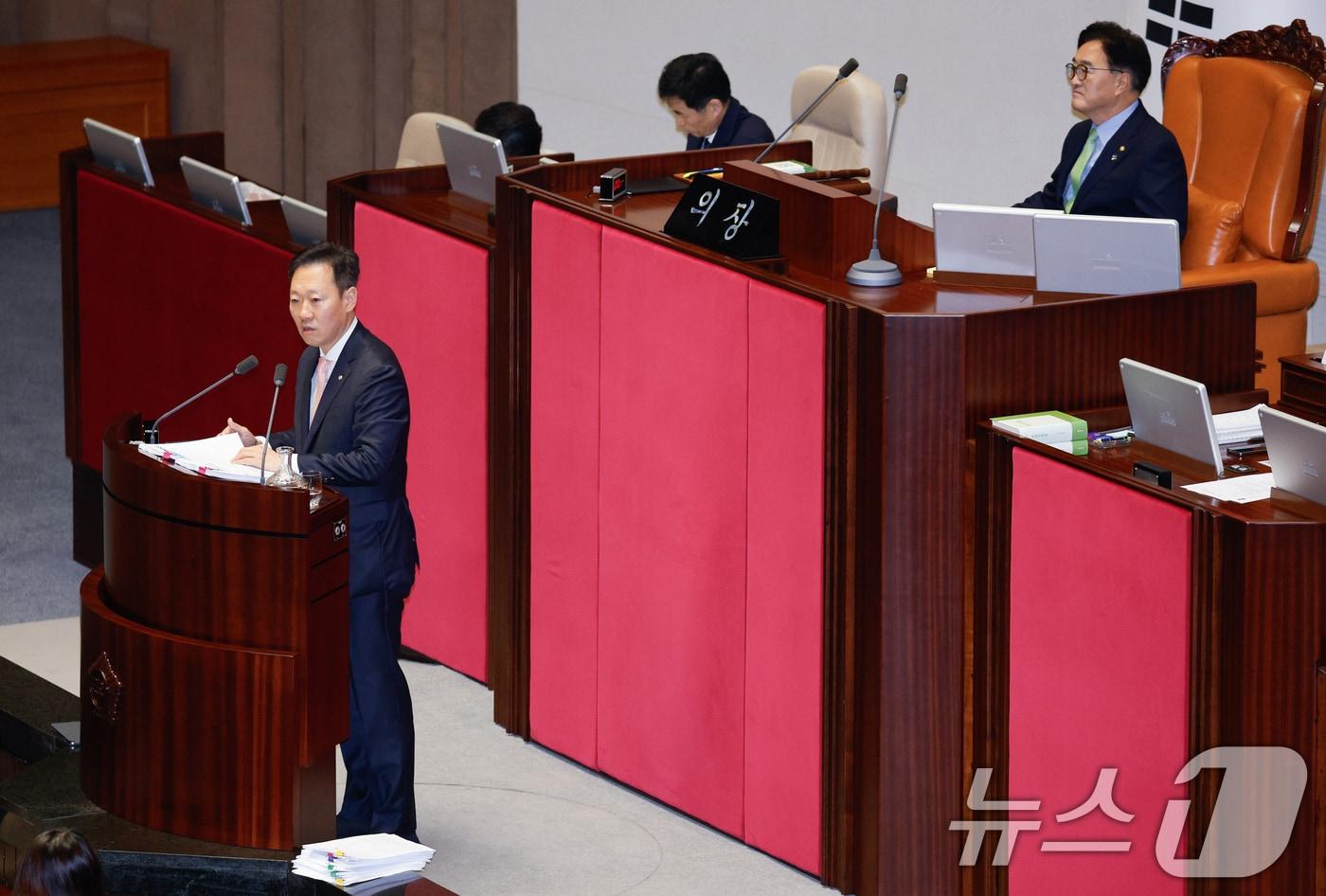 박수민 국민의힘 의원이 1일 오후 서울 여의도 국회에서 열린 제416회국회&#40;임시회&#41; 제2차 본회의에서 2024년 민생회복지원금 지급을 위한 특별조치법안&#40;대안&#41;에 반대하는 무제한 토론&#40;필리버스터&#41;을 하고 있다. 2024.8.1/뉴스1 ⓒ News1 안은나 기자