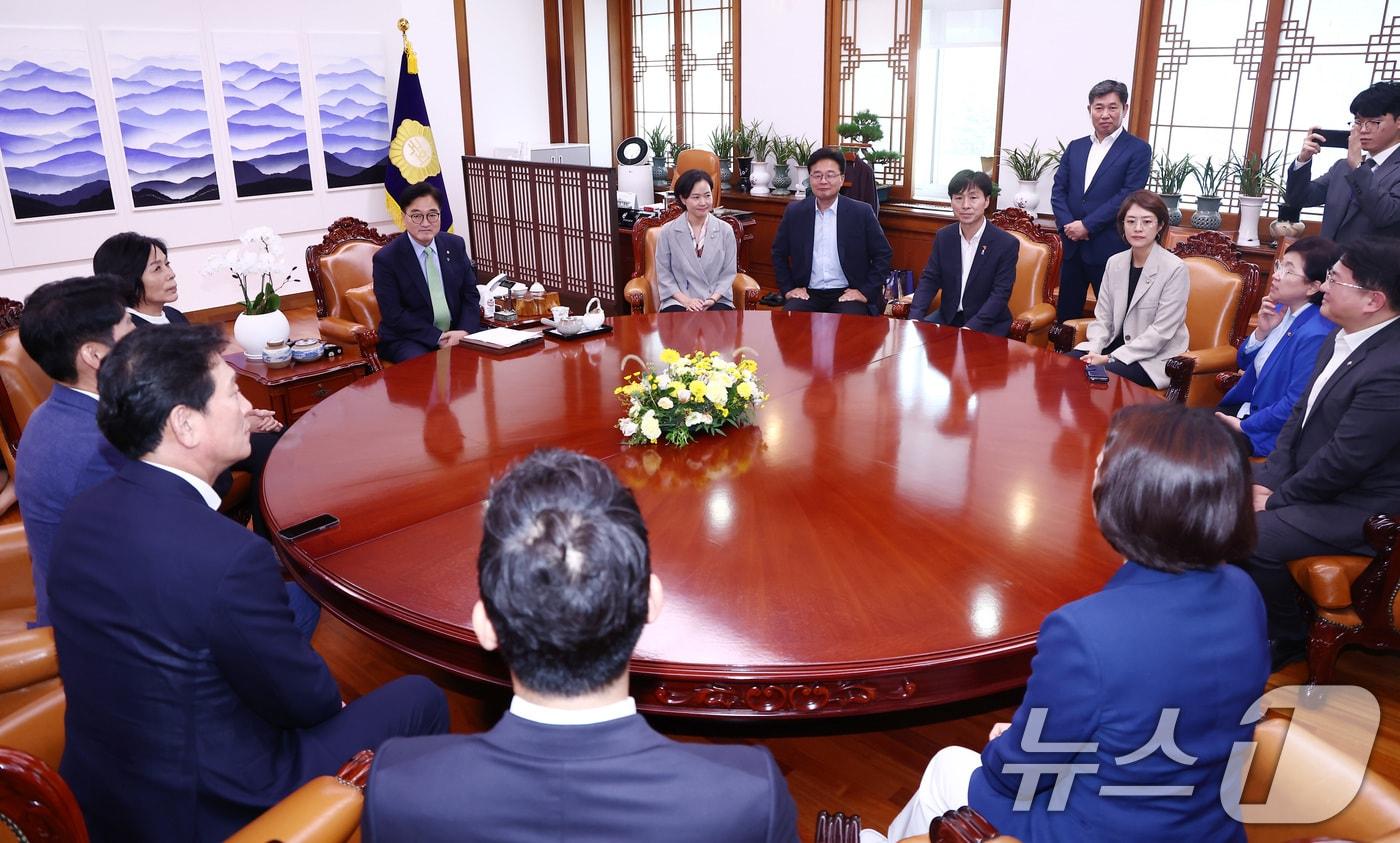 우원식 국회의장이 1일 오후 서울 여의도 국회의장실에서 윤석열 정부 언론장악·통제 진상규명 국정조사를 촉구하기 위해 방문한 더불어민주당, 조국혁신당 등 야6당 의원들을 면담하고 있다. 2024.8.1/뉴스1 ⓒ News1 김민지 기자