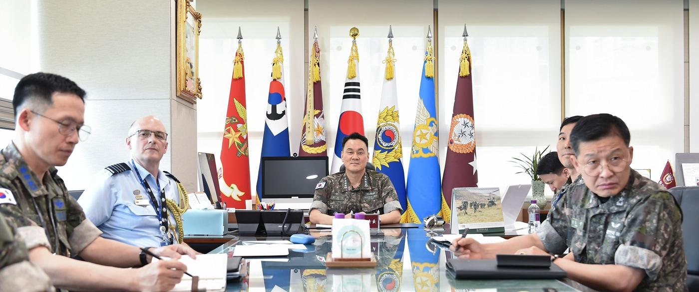 김명수 합참의장이 1일 호주 신임 국방참모총장 데이비드 존스턴 해군대장과 공조통화를 하며, 역내 안보를 위한 양국의 군사 교류협력 방안에 대해 논의하고 있다.&#40;합참 제공&#41;