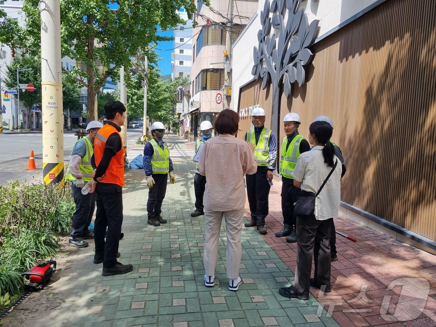 부산진구 관계자가 옥외사업장을 점검하고 있다.&#40;부산진구청 제공&#41;