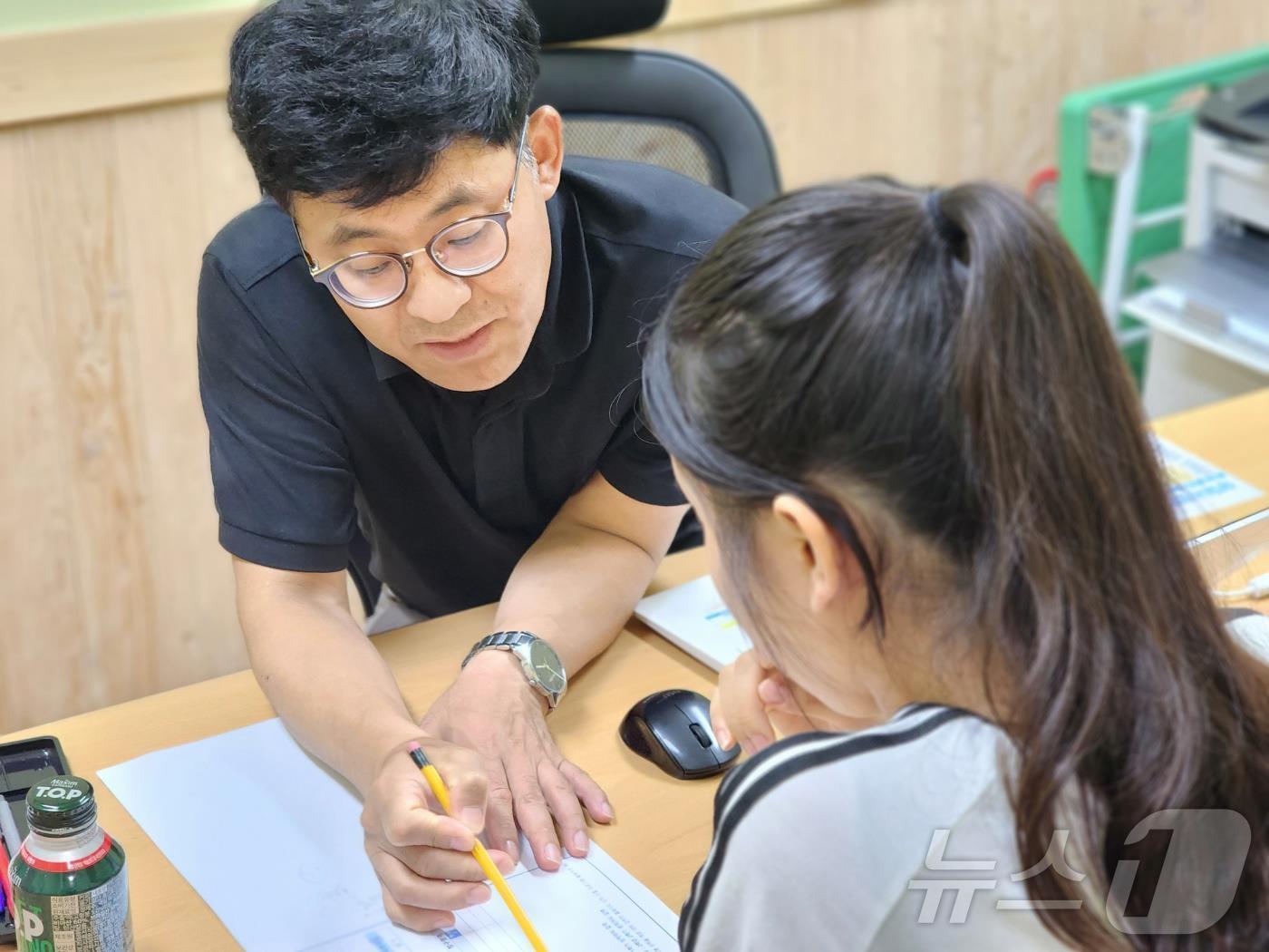 광주시교육청이 올해 수시모집에 대비해 집중상담 주간을 갖고 현직 교사가 1:1 대면방식으로 상담을 갖고 있다.&#40;광주시교육청 제공&#41;2024.8.1./뉴스1