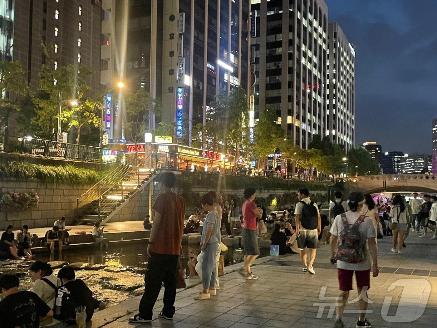 1일 오후 8시 서울 종로구 청계천에 시민들이 모여 더위를 식히고 있다. 2024.8.1 ⓒ 뉴스1 임여익 수습 기자