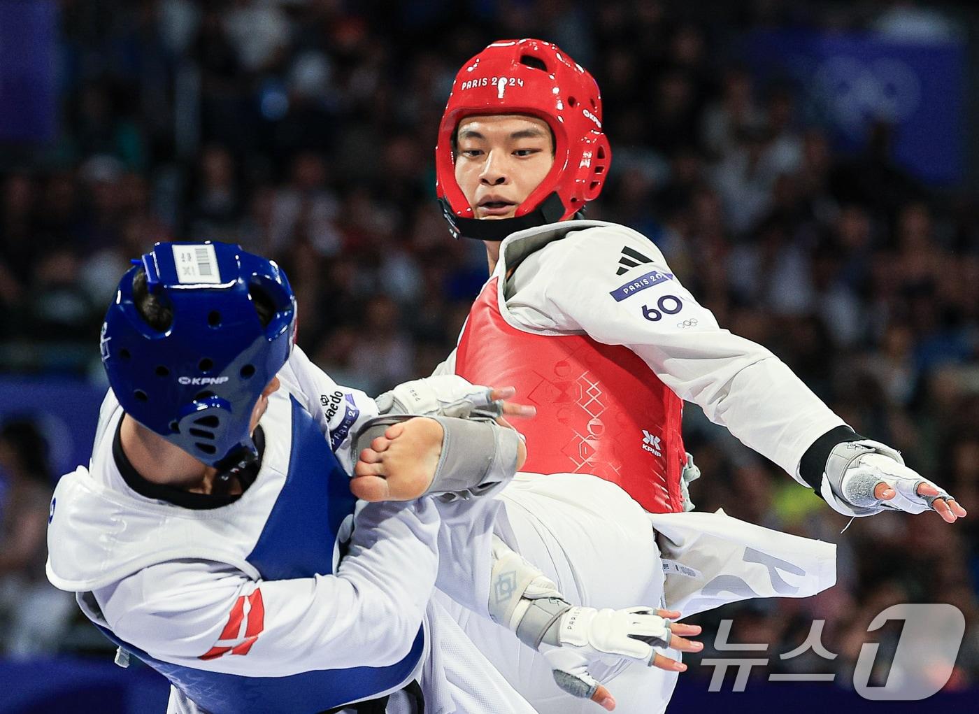 대한민국 태권도 국가대표팀 서건우 선수가 10일 오전&#40;한국시간&#41; 프랑스 파리 그랑 팔레에서 진행된 2024 파리올림픽 태권도 남자 80kg급 동메달 결정전에서 덴마크의 에디 흐르닉 선수와 자웅을 겨루고 있다. 2024.8.10/뉴스1 ⓒ News1 박정호 기자