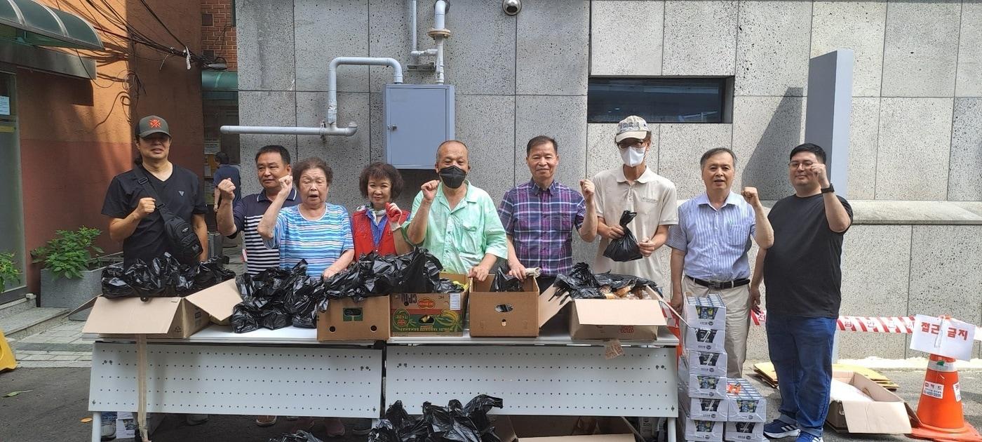 글로벌프랜드가 10일 오전 서울 종로구 돈의동 쪽방촌을 찾아 봉사활동을 하고 있다. &#40;글로벌프랜드 제공&#41;