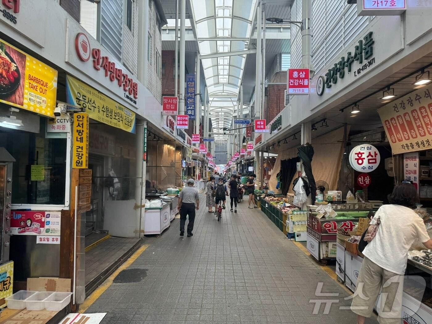 10일 오전 서울 송파구 잠실 새마을전통시장 전경. 주말인데도 사람이 별로 없어 썰렁한 분위기가 감돌고 있다. 2024.8.10/뉴스1 이강 기자