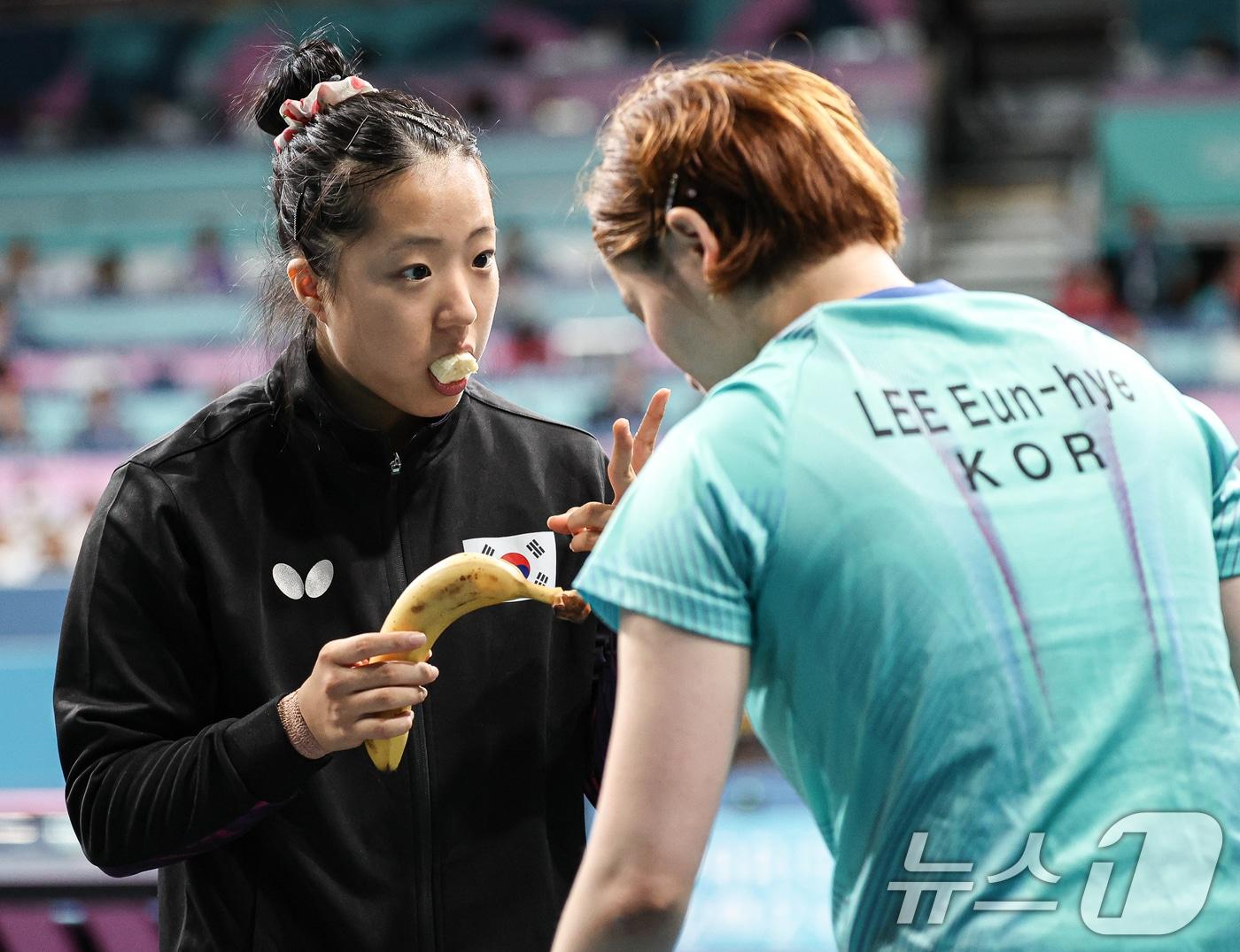 대한민국 탁구 대표팀 이은혜가 10일&#40;한국시간&#41; 프랑스 파리 사우스 파리 아레나4에서 열린 &#39;2024 파리올림픽&#39; 탁구 여자 단체 동메달 결정전 독일의 아네트 카우프만과의 경기에서 신유빈의 조언을 듣고 있다. 2024.8.10/뉴스1 ⓒ News1 이동해 기자