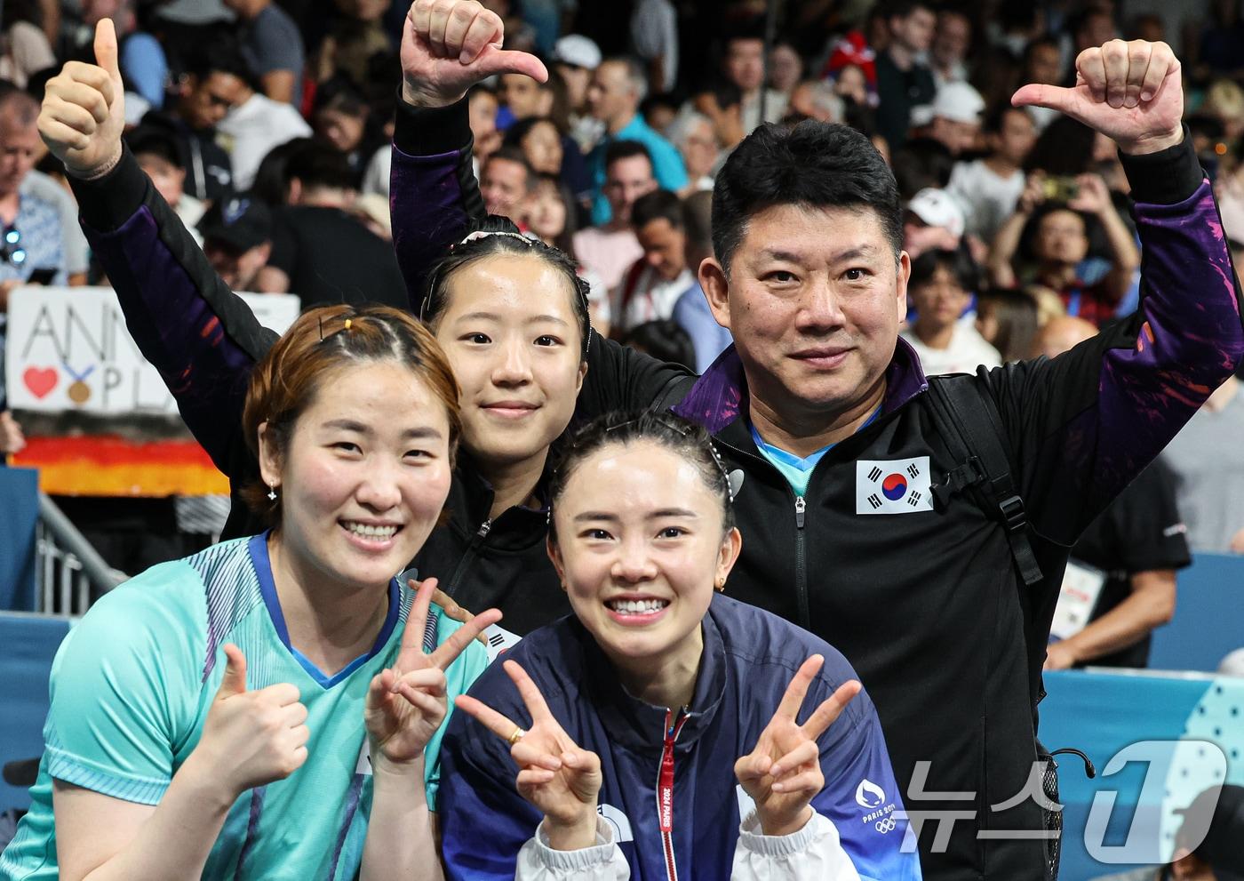 대한민국 탁구 대표팀 전지희, 신유빈, 이은혜, 오광헌 감독이 10일&#40;한국시간&#41; 프랑스 파리 사우스 파리 아레나4에서 열린 &#39;2024 파리올림픽&#39; 탁구 여자 단체 동메달 결정전에서 승리한 후 포즈를 취하고 있다. 2024.8.10/뉴스1 ⓒ News1 이동해 기자