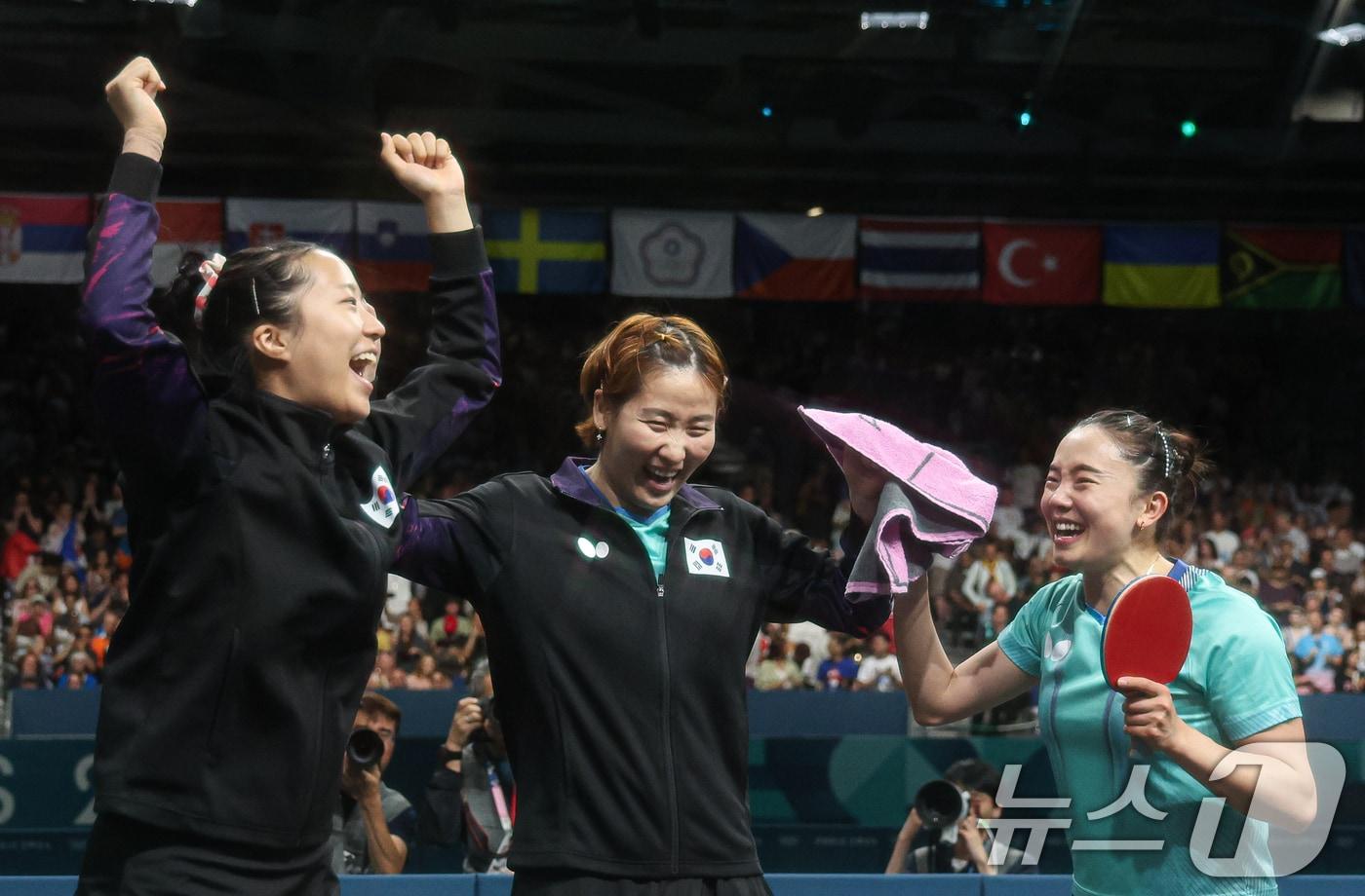 대한민국 탁구 대표팀 전지희, 신유빈, 이은혜가 10일&#40;한국시간&#41; 프랑스 파리 사우스 파리 아레나4에서 열린 &#39;2024 파리올림픽&#39; 탁구 여자 단체 동메달 결정전에서 승리한 후 기뻐하고 있다. 2024.8.10/뉴스1 ⓒ News1 이동해 기자