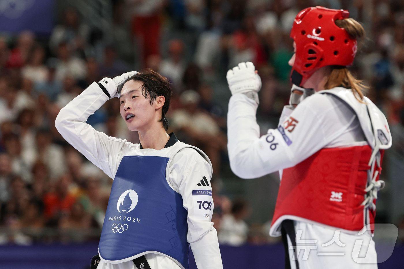 이다빈&#40;왼쪽&#41;이 11일 오전&#40;한국시간&#41; 프랑스 파리의 그랑팔레에서 열린 2024 파리 올림픽 태권도 여자 67㎏ 이상급 4강전에서 스베틀라나 오시포바에 패한 뒤 아쉬워하고 있다. ⓒ AFP=뉴스1